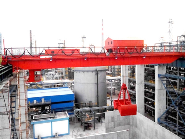 抓斗起重机小车运行轨道基础如何抗物料冲击